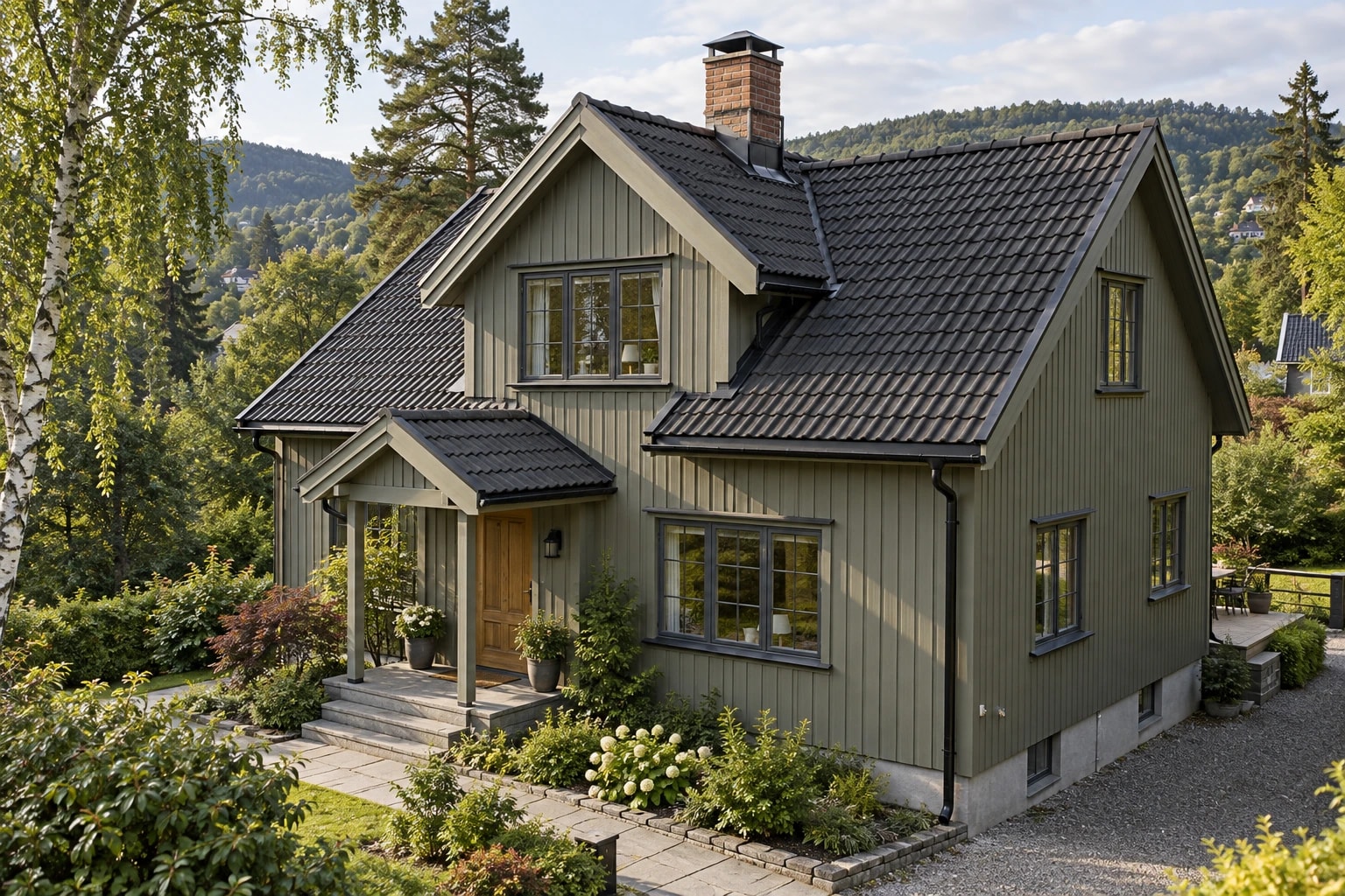 Grågrønn villa med takstein, pipebeslag, renner og synlige vindusbeslag.
