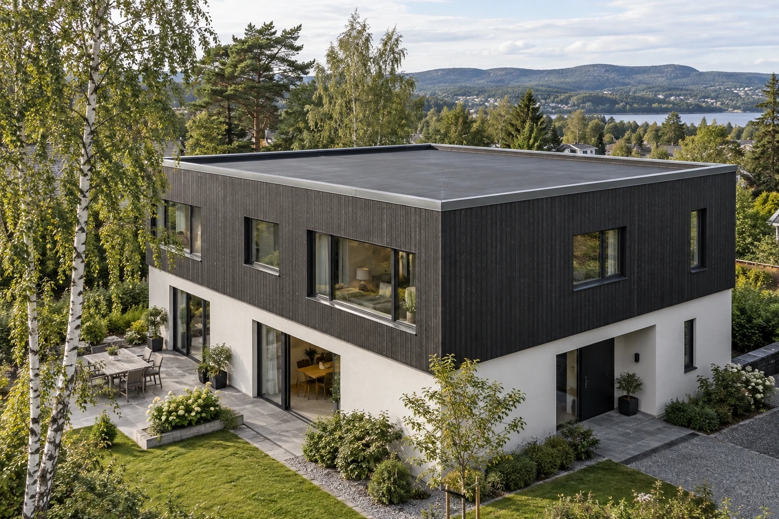 Moderne bolig med flatt tak, mørk fasade og sammenhengende metallavdekning på parapeten.
